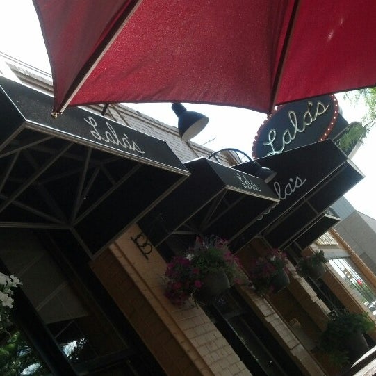 รูปภาพถ่ายที่ Lala&#39;s Wine Bar &amp; Pizzeria โดย Savannah H. เมื่อ 6/1/2014