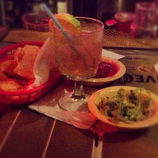 รูปภาพถ่ายที่ Benny&#39;s Restaurant and Tequila Bar โดย Savannah H. เมื่อ 10/19/2012