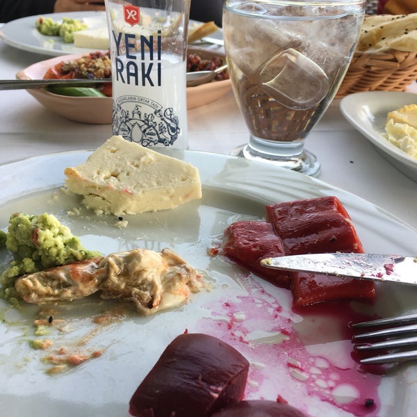 Das Foto wurde bei Göksu Marine Restaurant von Erkan Ç. am 4/1/2018 aufgenommen