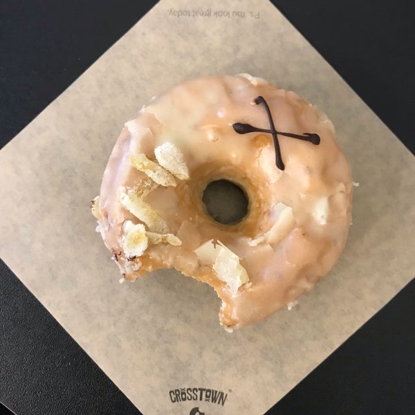 Foto scattata a Crosstown Doughnuts &amp; Coffee da Amber il 8/16/2019