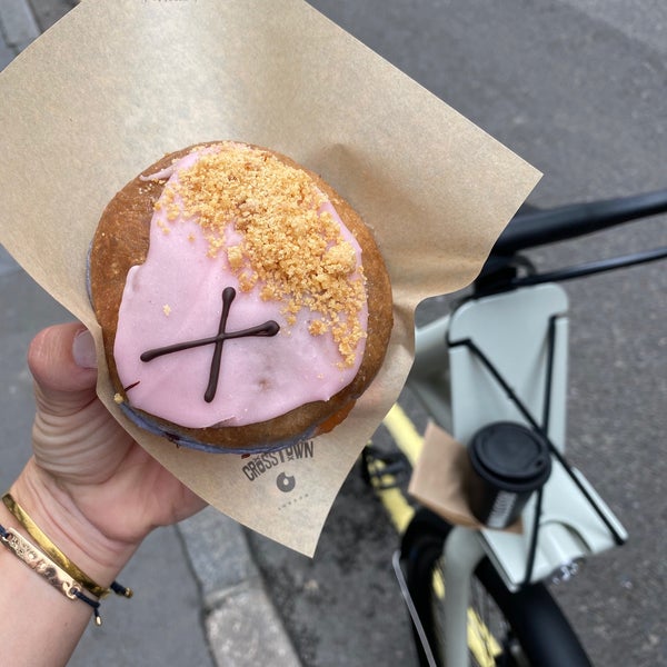 Foto diambil di Crosstown Doughnuts &amp; Coffee oleh Amber pada 7/9/2020