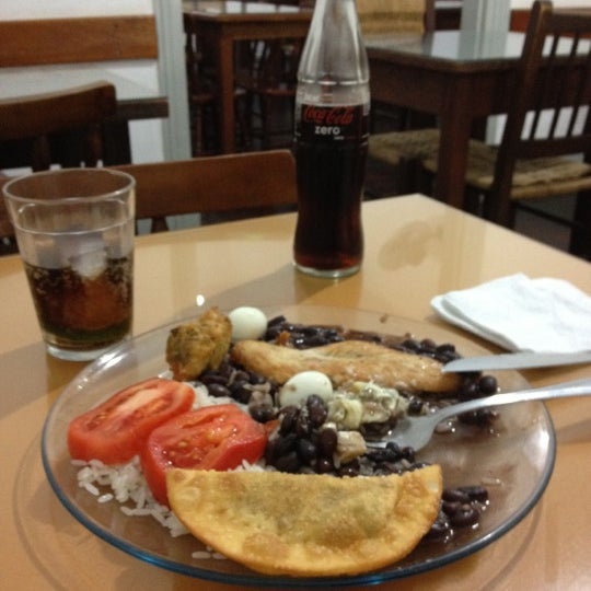 Foto scattata a Restaurante &amp; Pizzaria La Figueira da Enilton Gley A. il 9/18/2012