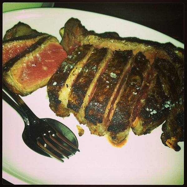 6/19/2013 tarihinde 24 Dollar Burgerziyaretçi tarafından Parlor Steak and Fish'de çekilen fotoğraf
