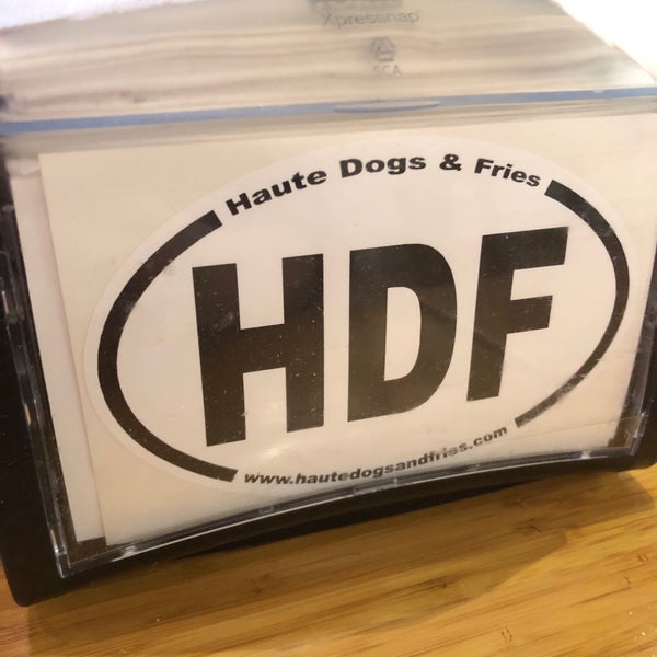 รูปภาพถ่ายที่ Haute Dogs &amp; Fries Restaurant โดย Jessica G. เมื่อ 4/25/2018