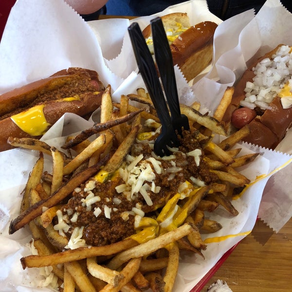 Das Foto wurde bei Haute Dogs &amp; Fries Restaurant von Jessica G. am 11/7/2018 aufgenommen