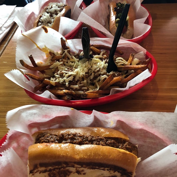 Das Foto wurde bei Haute Dogs &amp; Fries Restaurant von Jessica G. am 12/27/2017 aufgenommen