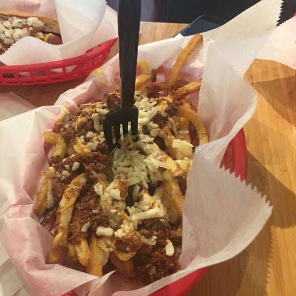 Foto diambil di Haute Dogs &amp; Fries Restaurant oleh Jessica G. pada 4/13/2017