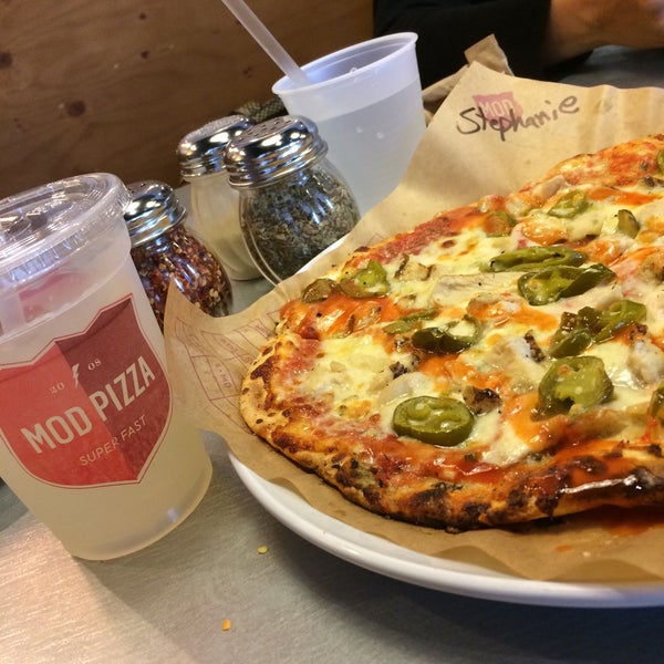 รูปภาพถ่ายที่ MOD Pizza โดย Mitch G. เมื่อ 3/13/2015