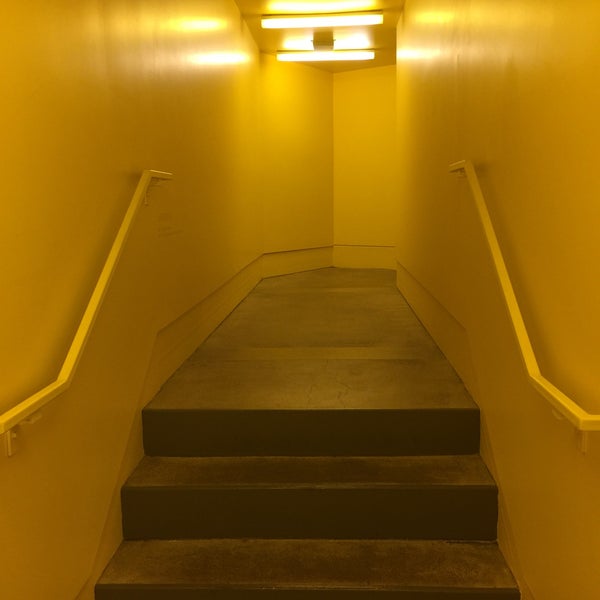 The yellow stairwell was like heaven 💛