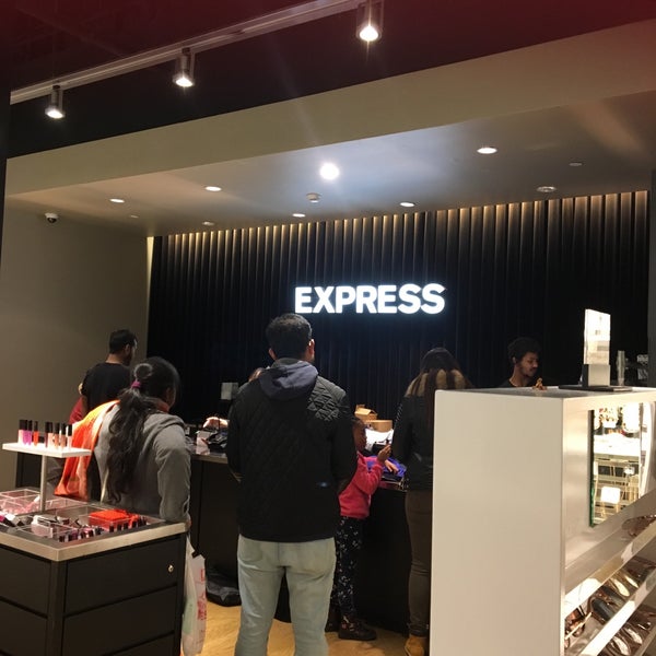 รูปภาพถ่ายที่ The Mall at Bay Plaza โดย Hashima M. เมื่อ 1/13/2018
