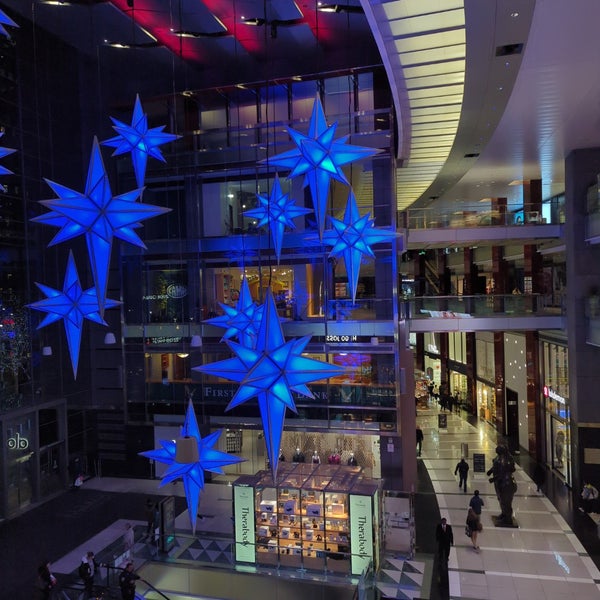 รูปภาพถ่ายที่ The Shops at Columbus Circle โดย Andrew 👀 W. เมื่อ 12/13/2023