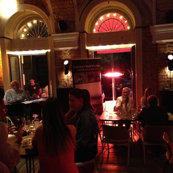 รูปภาพถ่ายที่ innio restaurant and bar โดย Attila S. เมื่อ 4/24/2013