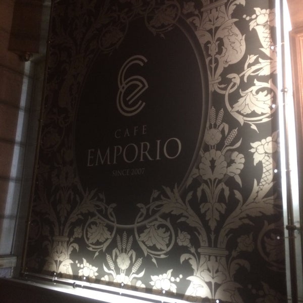 Das Foto wurde bei Emporio Cafe von Владимир К. am 10/28/2017 aufgenommen