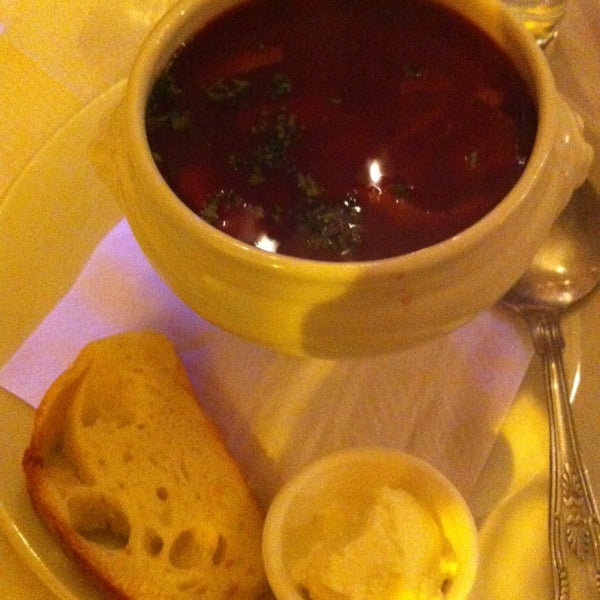 Foto scattata a St Petersburg Russian Restaurant da Hannah K. il 1/5/2014