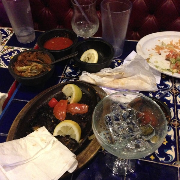 Foto scattata a Los Toros Mexican Restaurant da Eder il 5/26/2013