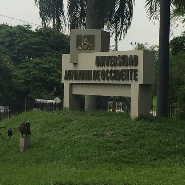 รูปภาพถ่ายที่ Universidad Autónoma de Occidente - Cali โดย Davincho C. เมื่อ 3/30/2016