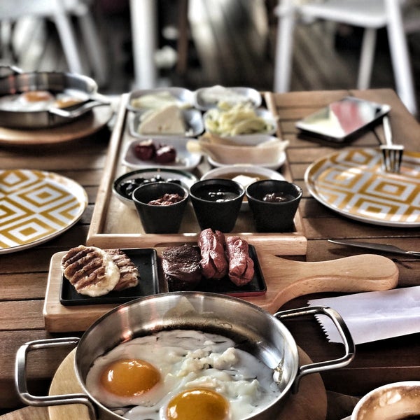 Das Foto wurde bei Cremma Breakfast, Cafe, Patisserie von Tuğba H. am 2/16/2019 aufgenommen