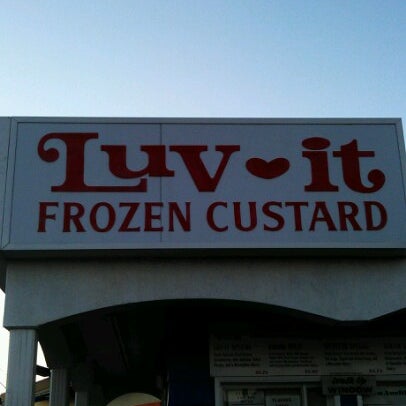 12/21/2012 tarihinde Ramon B.ziyaretçi tarafından Luv-It Frozen Custard'de çekilen fotoğraf
