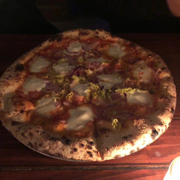 Foto tirada no(a) Roberta&#39;s Pizza por Andrew F. em 10/4/2022