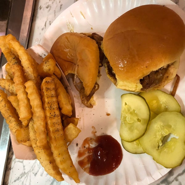 Foto scattata a White Manna Hamburgers da Andrew F. il 8/31/2018