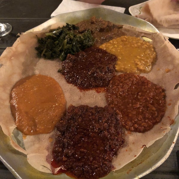 รูปภาพถ่ายที่ Bati Ethiopian Restaurant โดย Andrew F. เมื่อ 7/21/2022