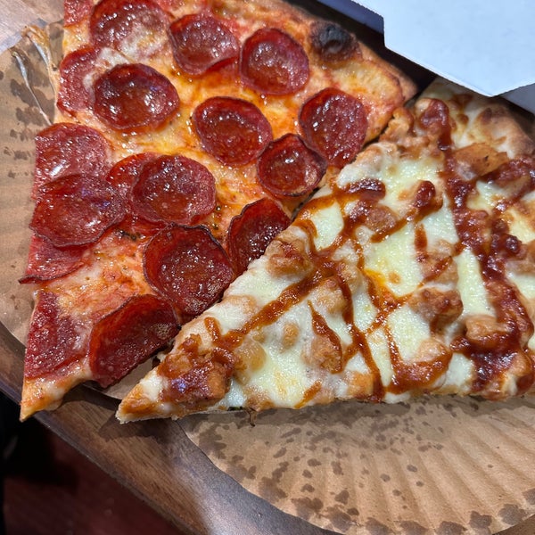 Foto scattata a East Village Pizza da Andrew F. il 6/3/2023