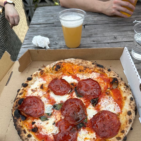 Foto tirada no(a) Roberta&#39;s Pizza por Andrew F. em 6/18/2023