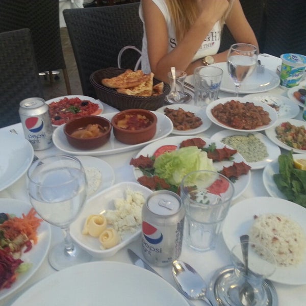รูปภาพถ่ายที่ Yeni Dostlar Adana Kebapçısı โดย burcu ö. เมื่อ 7/14/2014