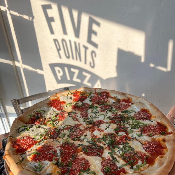 Foto diambil di Five Points Pizza oleh Sara pada 6/9/2023