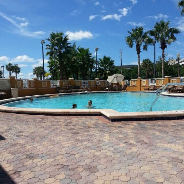 รูปภาพถ่ายที่ Radisson Hotel Orlando - Lake Buena Vista โดย Henry G. เมื่อ 9/11/2013