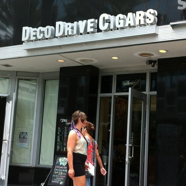 Photo prise au Deco Drive Cigars and Hookah Lounge par Onur İ. le6/6/2013
