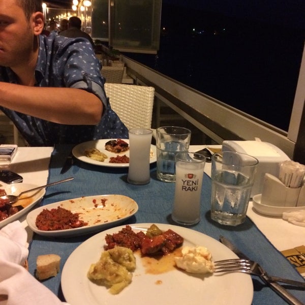 Foto tirada no(a) Beyaz Balık Restaurant por Onur İ. em 8/17/2014