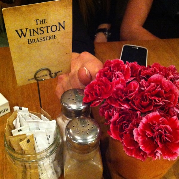 รูปภาพถ่ายที่ The Winston Brasserie โดย Onur İ. เมื่อ 5/15/2013