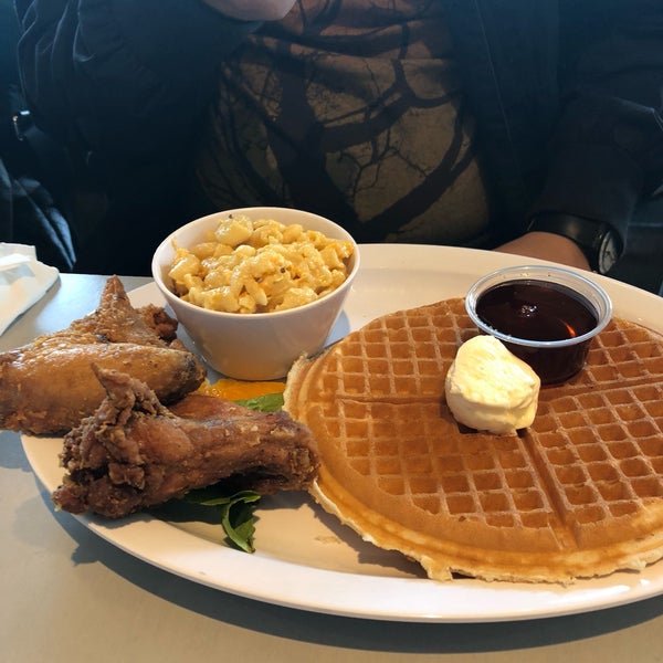 Das Foto wurde bei Home of Chicken and Waffles von Noelyn Joyce M. am 4/30/2018 aufgenommen