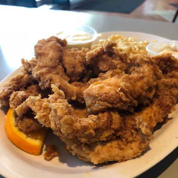 4/30/2018에 Noelyn Joyce M.님이 Home of Chicken and Waffles에서 찍은 사진