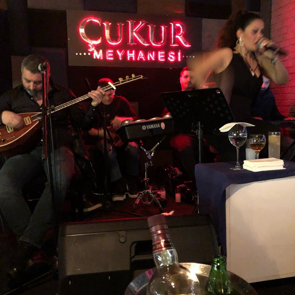 รูปภาพถ่ายที่ Çukur Meyhanesi โดย Okan A. เมื่อ 12/20/2018
