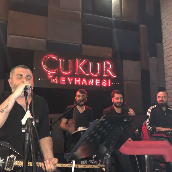 รูปภาพถ่ายที่ Çukur Meyhanesi โดย Okan A. เมื่อ 12/13/2018
