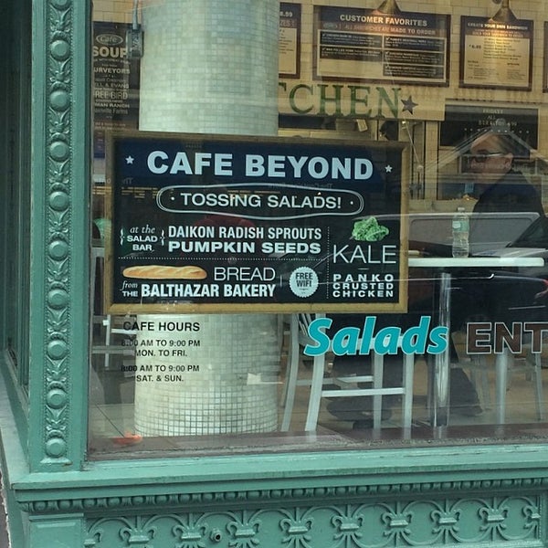 Foto tomada en Cafe Beyond  por Jessica L. el 6/12/2014