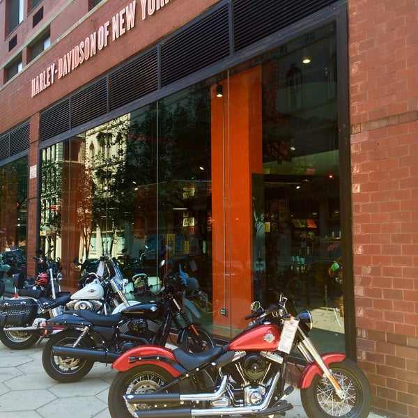 Photo prise au Harley-Davidson of New York City par Javier A. le6/30/2015
