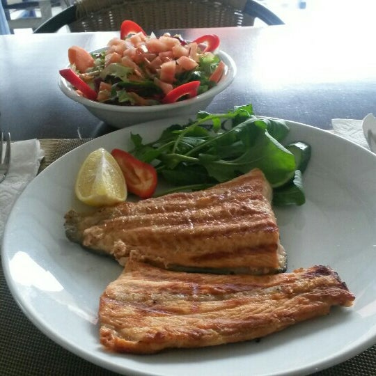 Photo taken at Akçakoca Nosta Balık Restaurant by İstanbul Dövmecisi T. on 1/15/2016