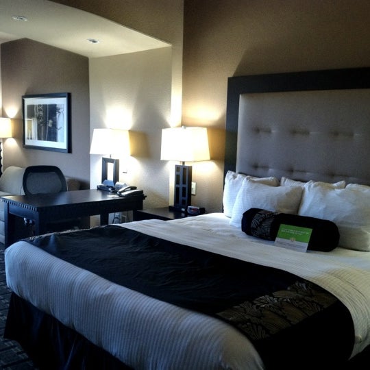 Das Foto wurde bei La Quinta Inn &amp; Suites Mt. Pleasant von Tiny M. am 10/14/2012 aufgenommen