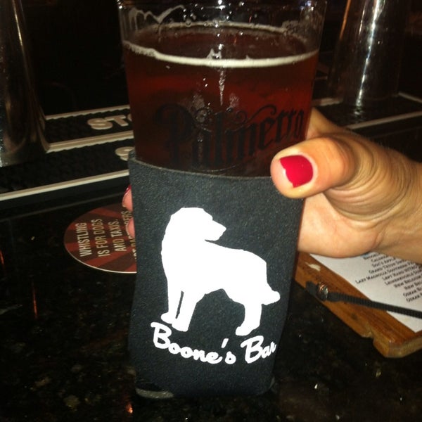 6/26/2013 tarihinde T- B.ziyaretçi tarafından Boone&#39;s Bar'de çekilen fotoğraf