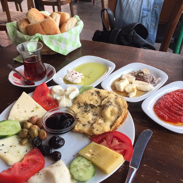 รูปภาพถ่ายที่ Tosbağa Cafe โดย Emre G. เมื่อ 10/9/2016