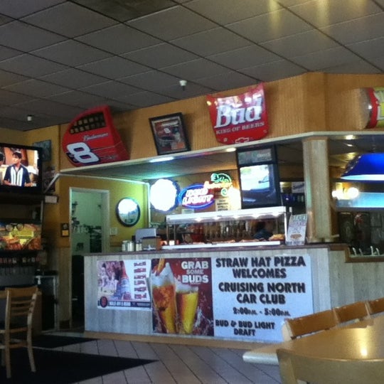 Straw Hat Pizza Pizzeria in Rohnert Park