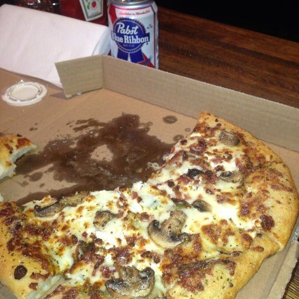 Снимок сделан в Mac&#39;s Pizza Pub пользователем Troi D. 8/19/2013