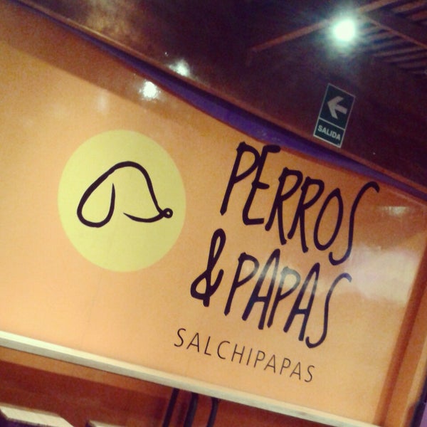 Photo prise au Perros &amp; Papas - Salchipapas par Leslie R. le6/27/2014