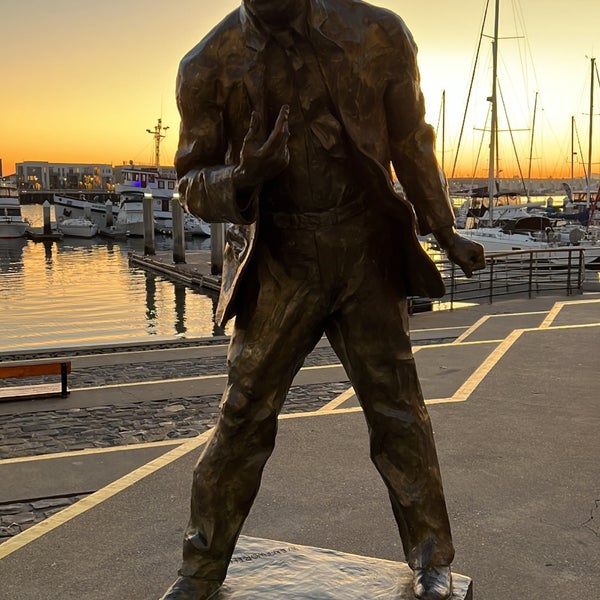 Photo taken at Jack London Square by Mark Lester A. on 11/27/2022