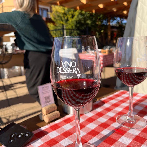 Foto diambil di Vino Dessera Vineyards oleh T pada 10/29/2022
