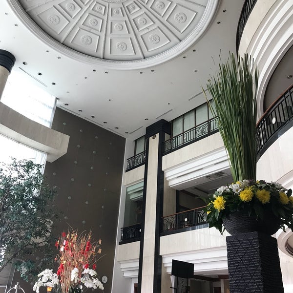 รูปภาพถ่ายที่ Menara Peninsula Hotel Jakarta โดย Kris A. เมื่อ 3/1/2018