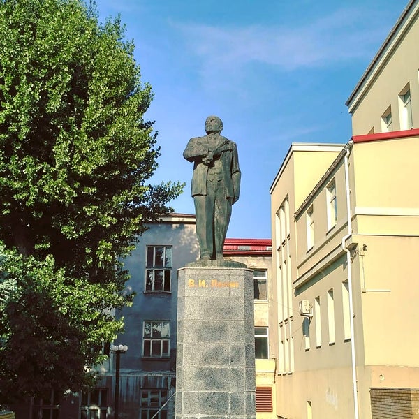 Памятник луганск на ул ленина. Луганский ленин. Луганский ленин. Памятник ленину в луганске. Луганский ленин.